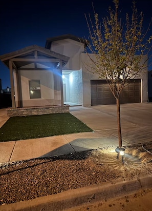Exterior - Beautiful 3 bedrooms 2 bathrooms home sparkling clean. (El Paso)