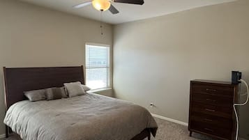 3 多间卧室、熨斗/熨衣板、WiFi、床单