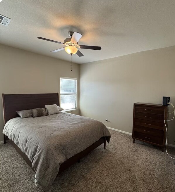 3 habitaciones, tabla de planchar con plancha, wifi y ropa de cama 