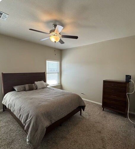 Beautiful 3 bedrooms 2 bathrooms home sparkling clean.