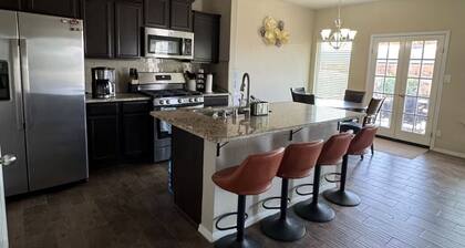 Beautiful 3 bedrooms 2 bathrooms home sparkling clean.