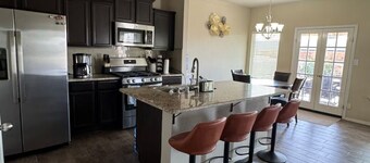 Beautiful 3 bedrooms 2 bathrooms home sparkling clean.