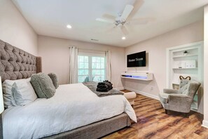 Desk, iron/ironing board, travel cot, WiFi - Secluded Escape • Fire Pit • Gazebo • Dog Welcome (Blue Ridge)