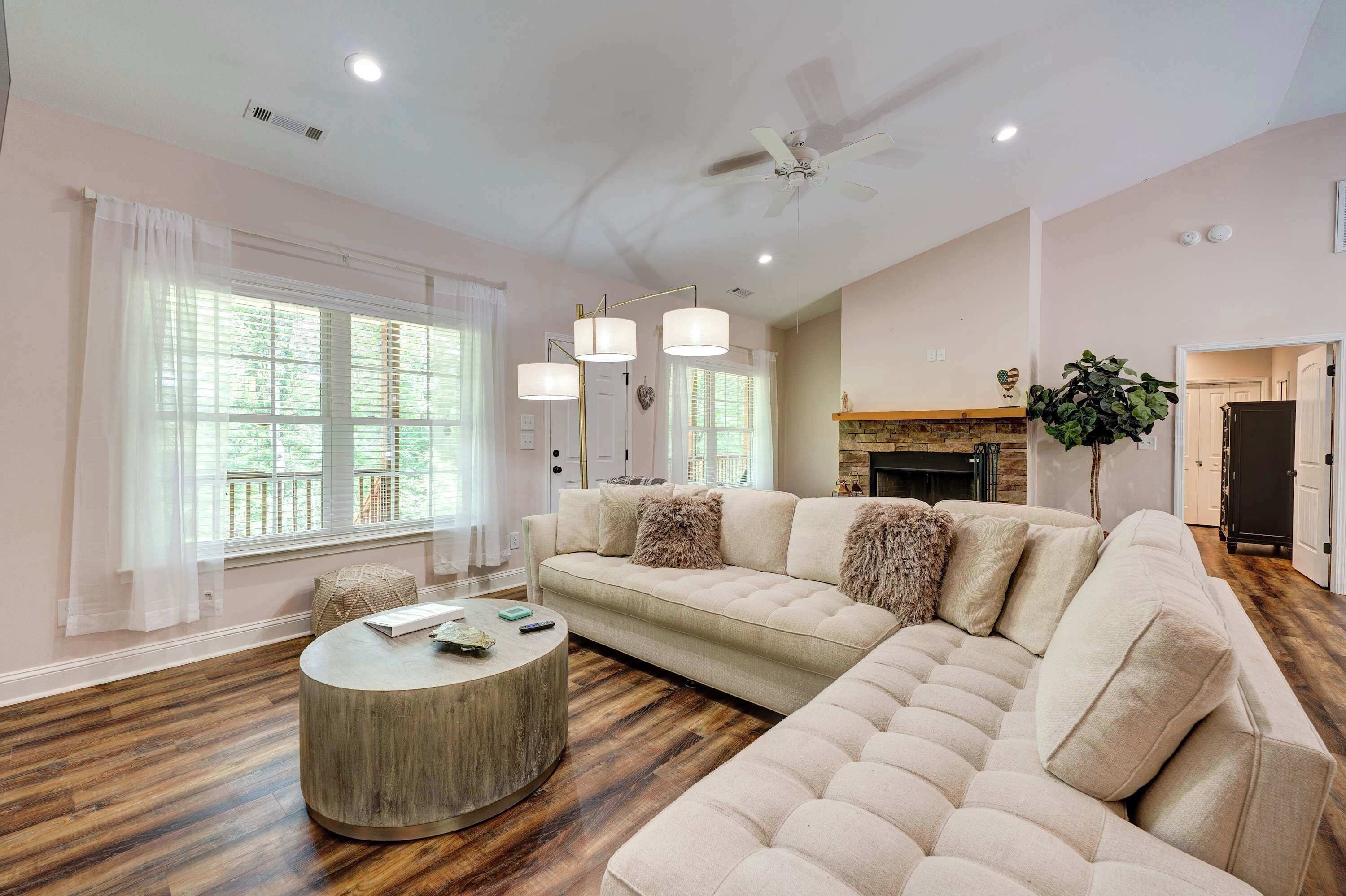 Télévision, cheminée, baby-foot