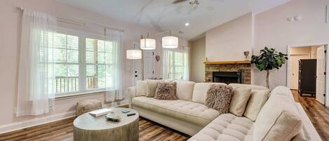 Télévision, cheminée, baby-foot