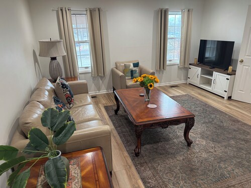 Spacious 2BR Apartment near Toledo, Sylvania & MI