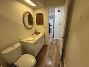 Sèche-cheveux, serviettes fournies, savon, papier toilette