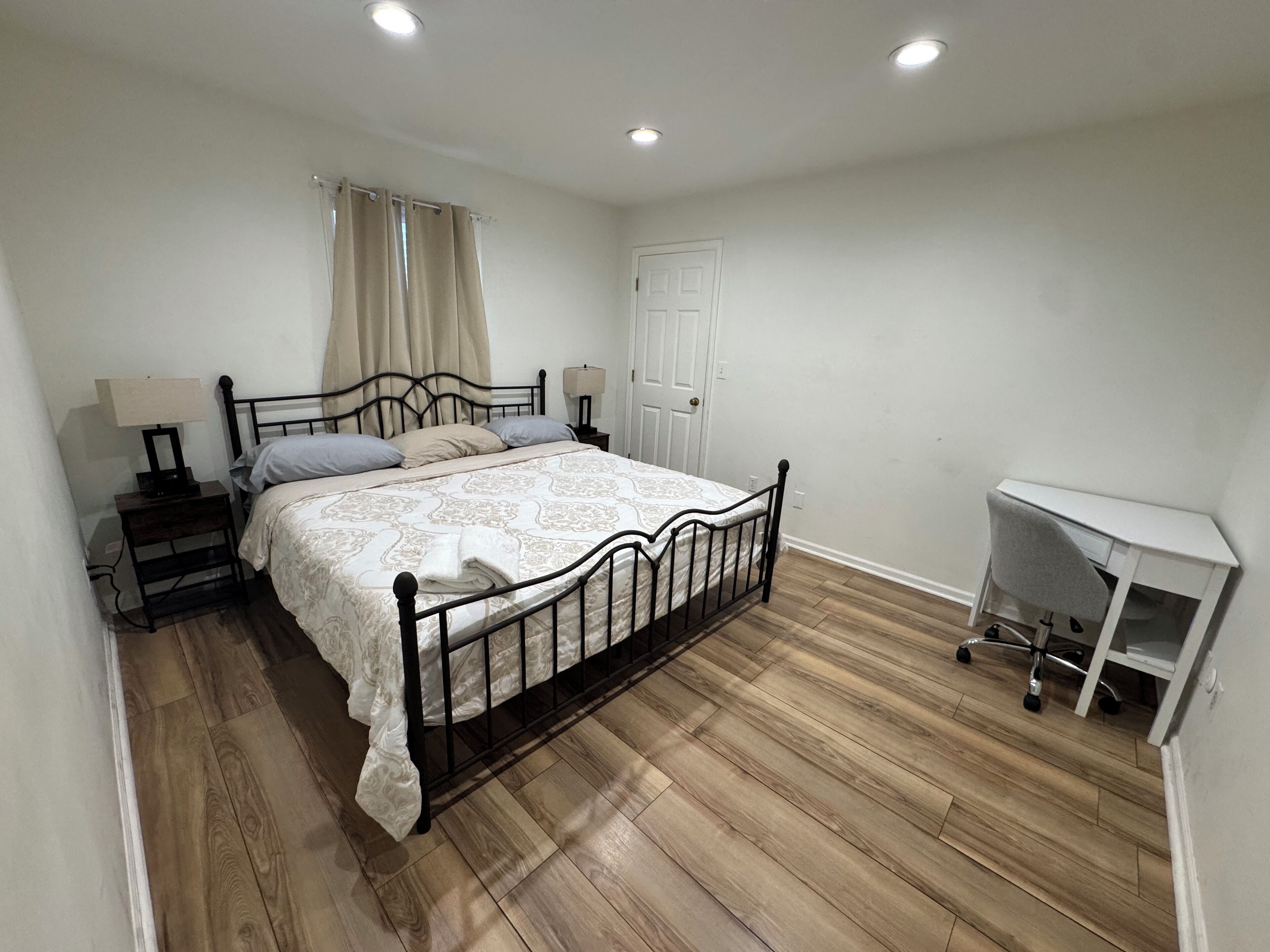 Iron/ironing board, WiFi, bed sheets