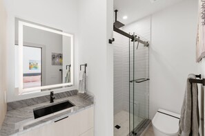 Shower, hair dryer, bidet, towels