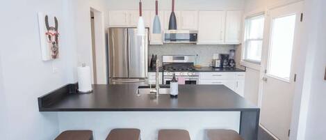Réfrigérateur, four à micro-ondes, un four, surface de cuisson