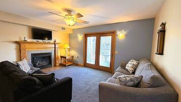 Télévision, cheminée