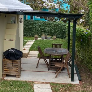 Outdoor dining - Trowbridge Escape - 2BR/2BA Cottage Close To Beaches/Golf Course/Railway Trails (Warwick Parish)