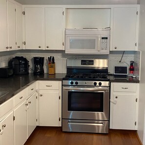 Køleskab, mikrobølgeovn, ovn, kogeplade