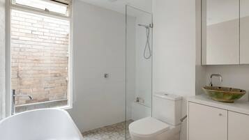 Hårtork, handdukar, tvål och toalettpapper