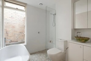 Secador de pelo, toallas, jabón, papel higiénico