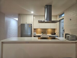 Refrigerador, microondas, horno, placa de cocina