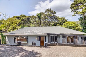 Exterior - Easy Island Living at Onetangi (Waiheke Island)