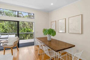 Dining - Easy Island Living at Onetangi (Waiheke Island)