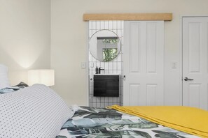 Iron/ironing board, WiFi, bed sheets - Easy Island Living at Onetangi (Waiheke Island)