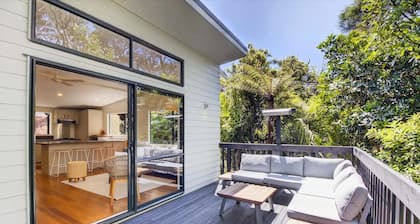 Easy Island Living at Onetangi