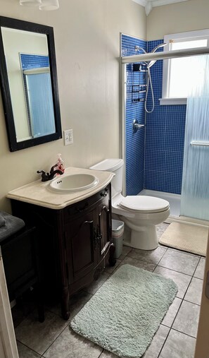 Dusj, håndklær, såpe og toalettpapir