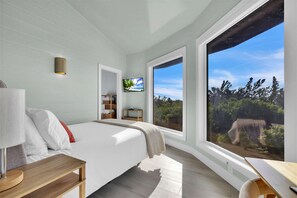 3 bedrooms, desk, travel crib, WiFi