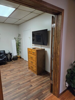 Interior - Elĺsworth BNB on interatate 35 Central Iowa brownstone apartment pets allowed! (Ellsworth)