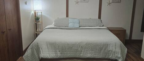 Ferros/tábuas de passar roupa, acesso à internet, roupa de cama