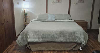 Elĺsworth BNB on interatate 35 Central Iowa brownstone apartment pets allowed!