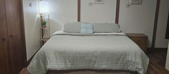 Elĺsworth BNB on interatate 35 Central Iowa brownstone apartment pets allowed!