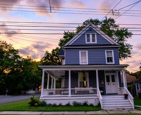 A two-story house with a porch, a front door, and a mailbox. - Lovely Newly Renovated 3 Bed House Walk to IronMan with Off-Street Parking (Cambridge)