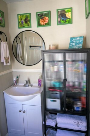 Upstairs bathroom - Lovely Newly Renovated 3 Bed House Walk to IronMan with Off-Street Parking (Cambridge)