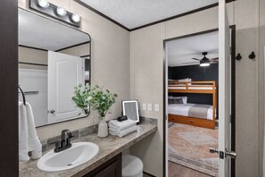 Secadora de cabello, toallas, jabón, shampoo 