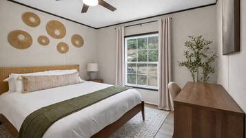 3 habitaciones, escritorio, tabla de planchar con plancha y wifi