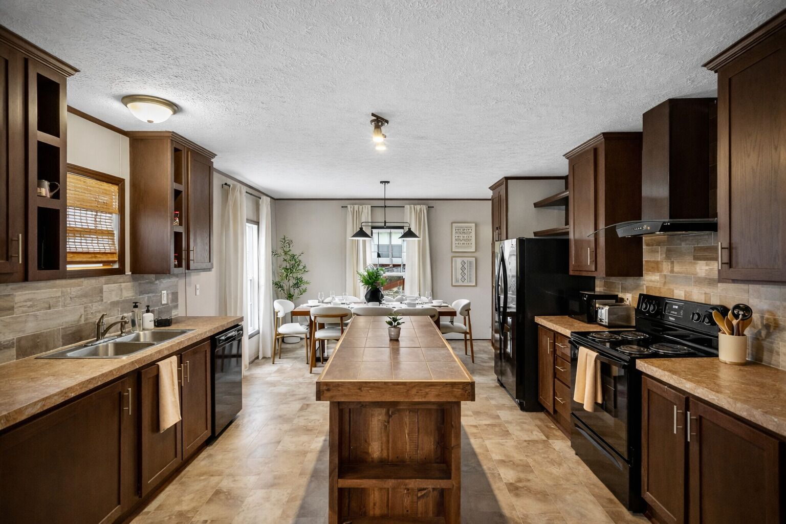 Køleskab, mikrobølgeovn, ovn, kogeplade