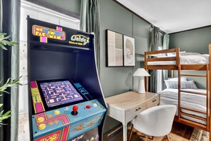 3 bedrooms, desk, iron/ironing board, WiFi