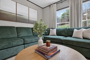 Een smart-tv en boeken