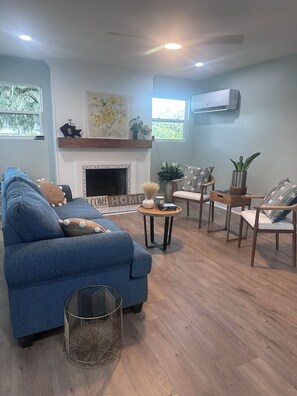 TV connectée, cheminée, livres