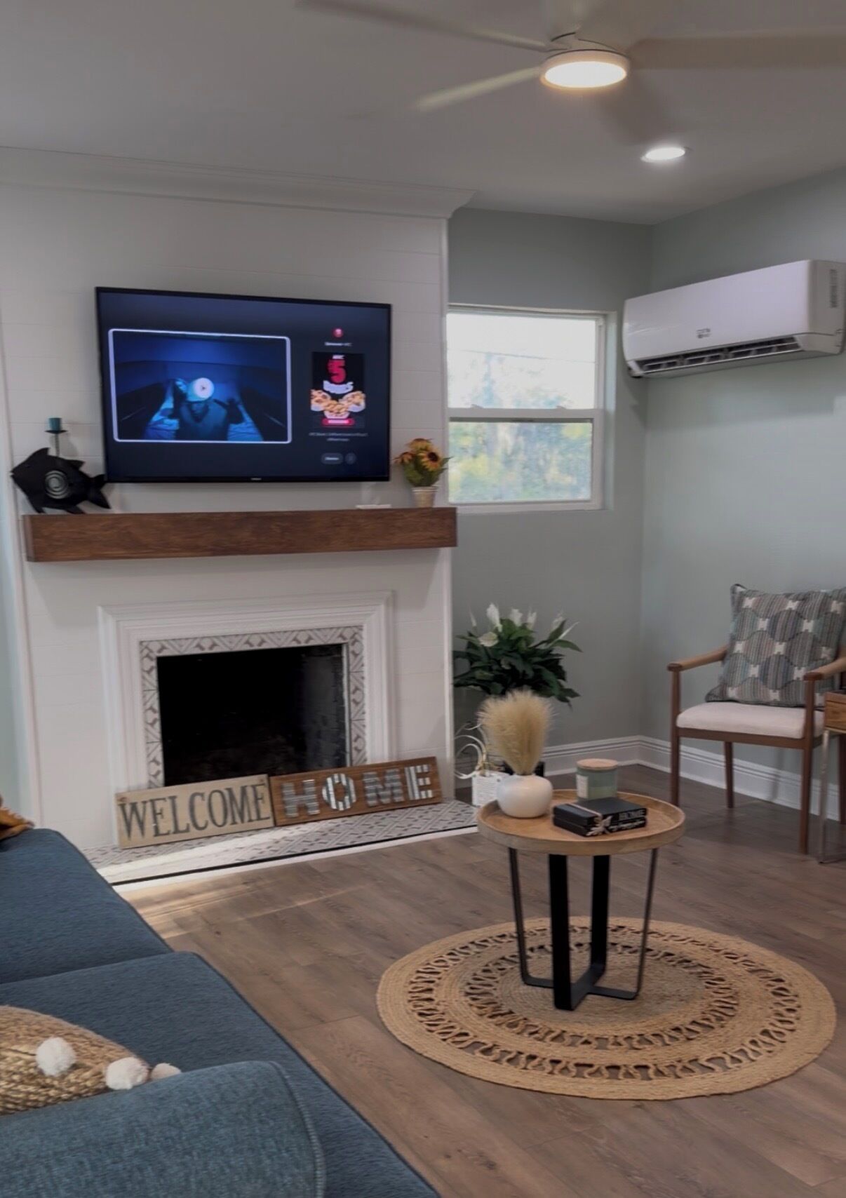 Een smart-tv, een open haard en boeken