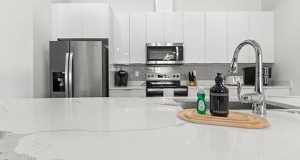 NEW! Columbus Cabana | Modern & Spacious Home In Heart of Tampa w/ 95` Smart TV