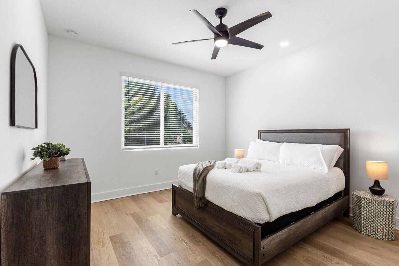 Desk, iron/ironing board, WiFi, bed sheets