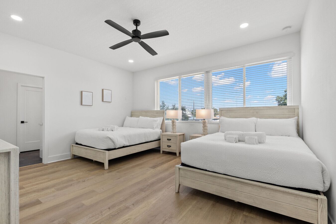 Escritorio, tabla de planchar con plancha, wifi y ropa de cama 