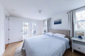 Escritorio, wifi gratis y ropa de cama