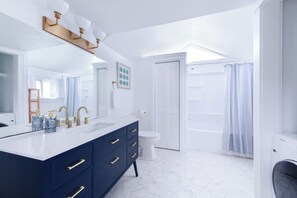 Secadora de cabello, toallas, jabón, shampoo