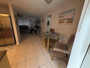 TV - Oasis 2BR Lakefront home W/inground pool (Port Richey)