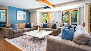 Smart TV, chimenea, videojuegos y oficina 