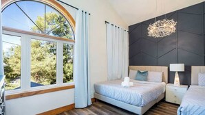 9 habitaciones, tabla de planchar con plancha y cuna de viaje 