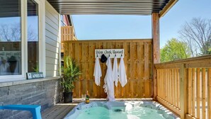 Outdoor spa tub - Grand 8-Bedroom Retreat, 7 Baths - Perfect Chalet (The Blue Mountains)