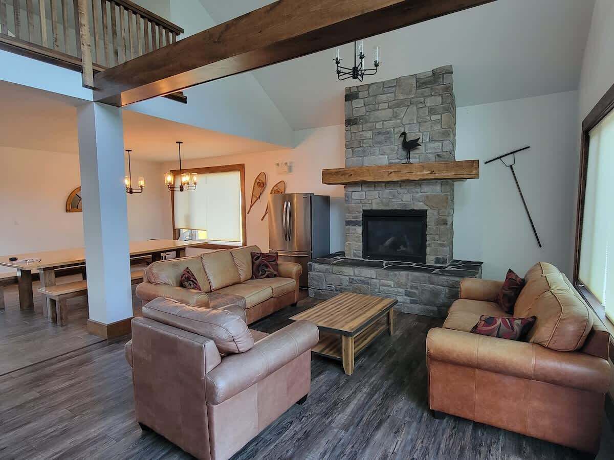 Televisio, takka, työhuone