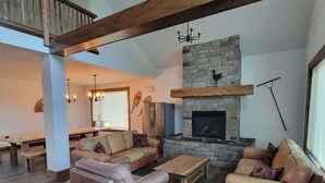 Smart TV, fireplace, offices - Grand 8-Bedroom Retreat, 7 Baths - Perfect Chalet (The Blue Mountains)